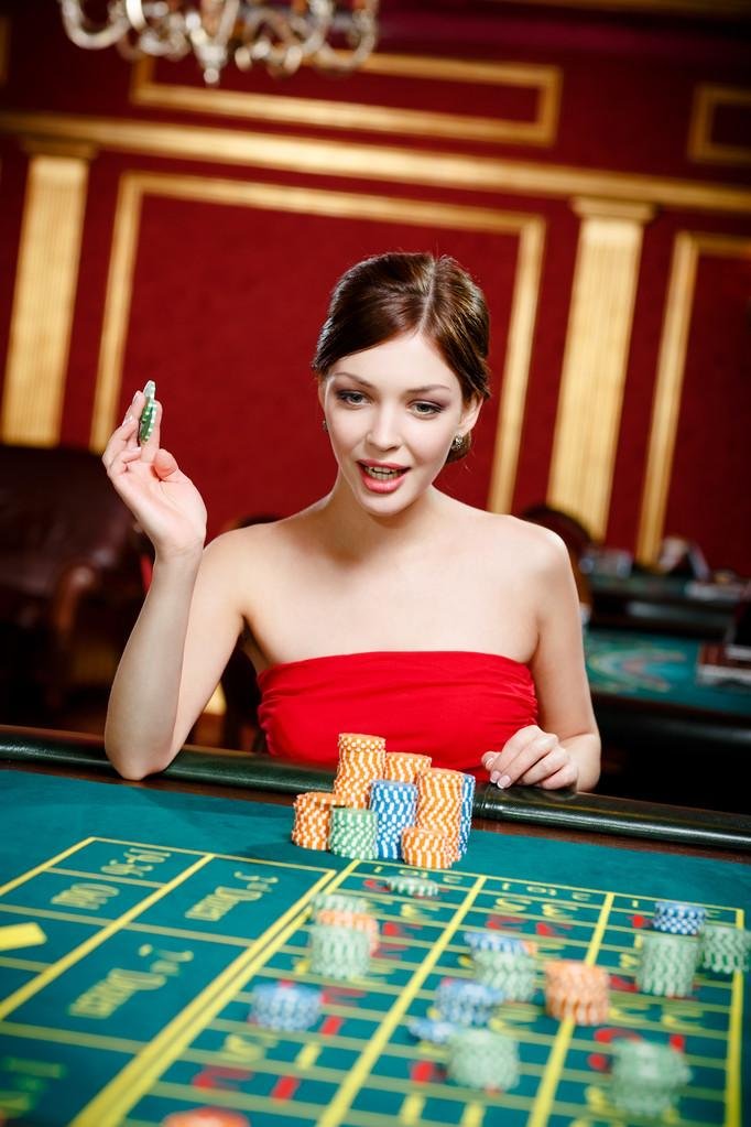 GKK 777 APK Mobile Slots Myanmar ကစားသမားများ ဖုန်းမှ Jackpot Slots ကစားနေသောမြင်ကွင်း
